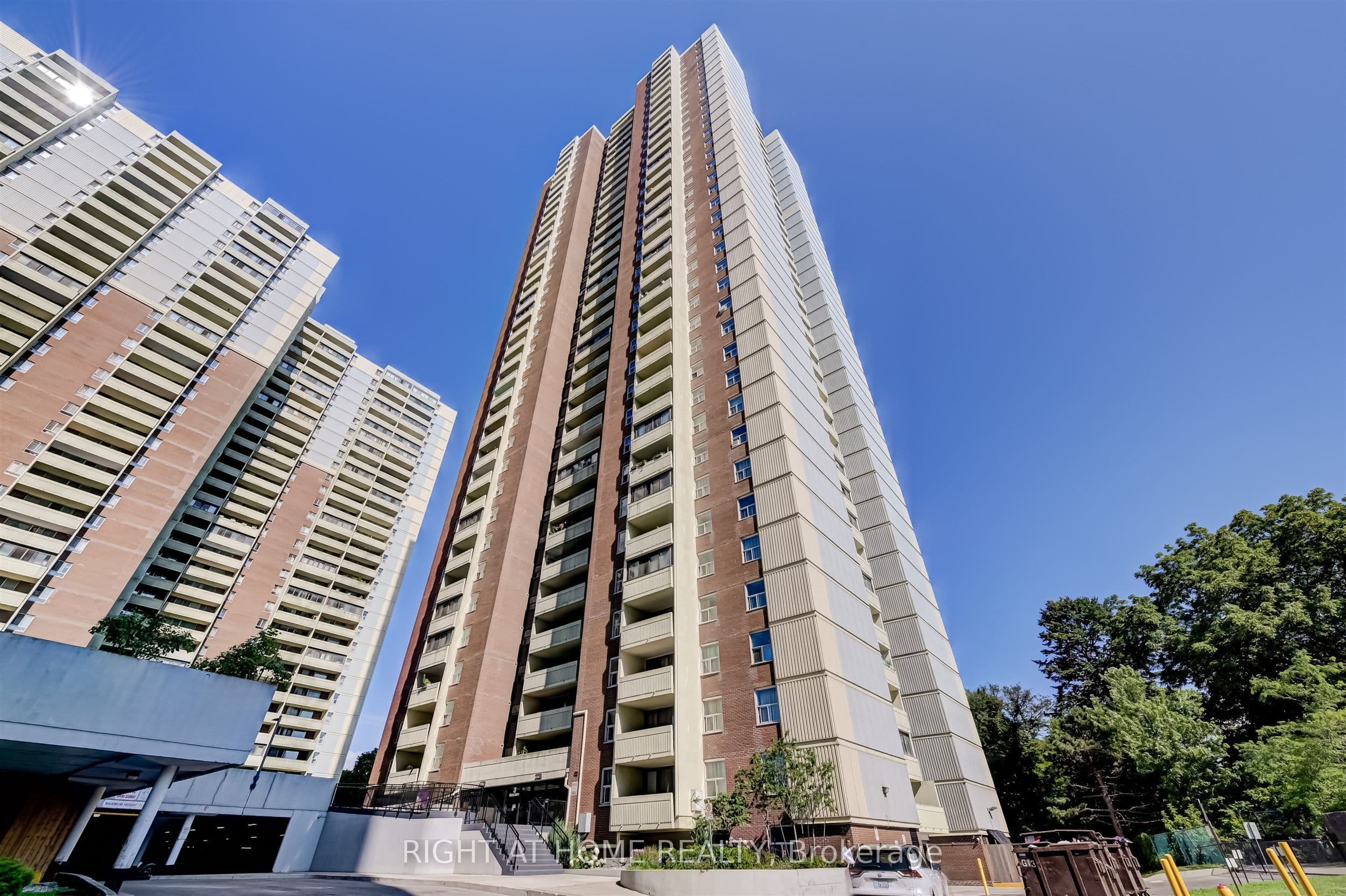 3 Massey Square 2407, Toronto, ON M4C 5L5