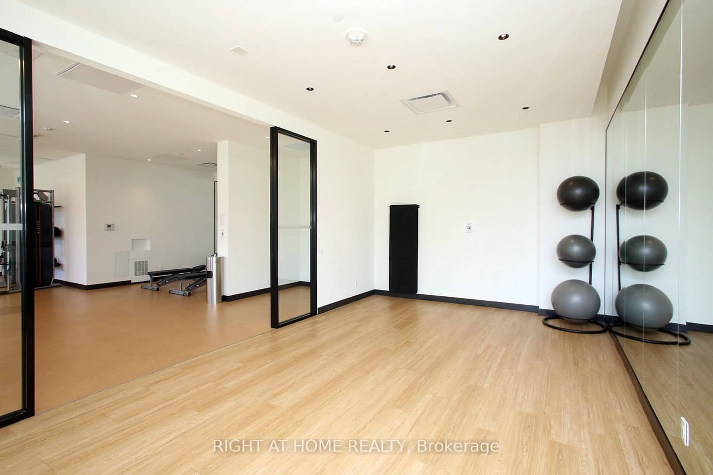 6 David Eyer Road 513, Richmond Hill, ON L4S 0N5