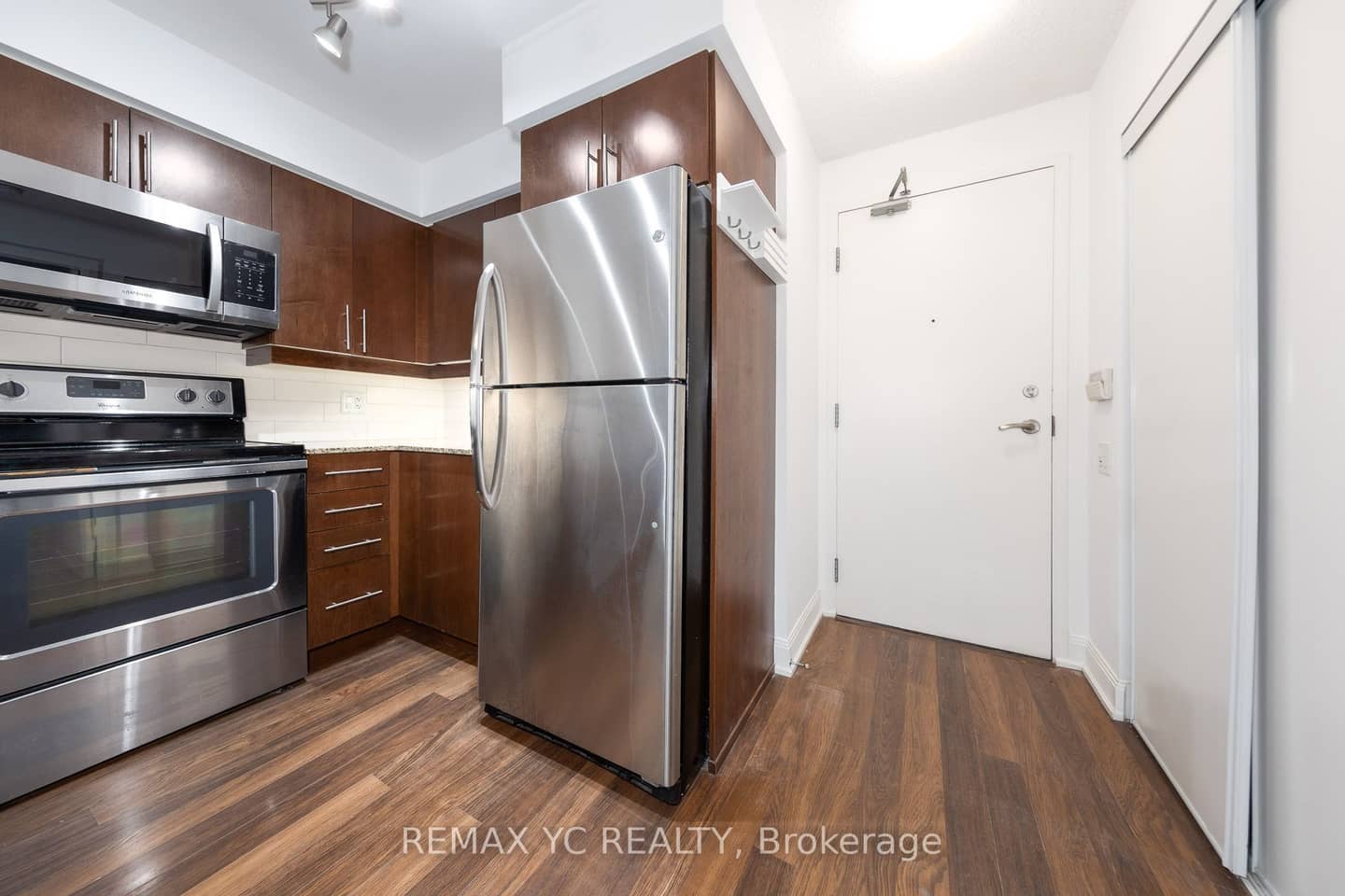 2191 Yonge Street 1103, Toronto, ON M4S 3H8