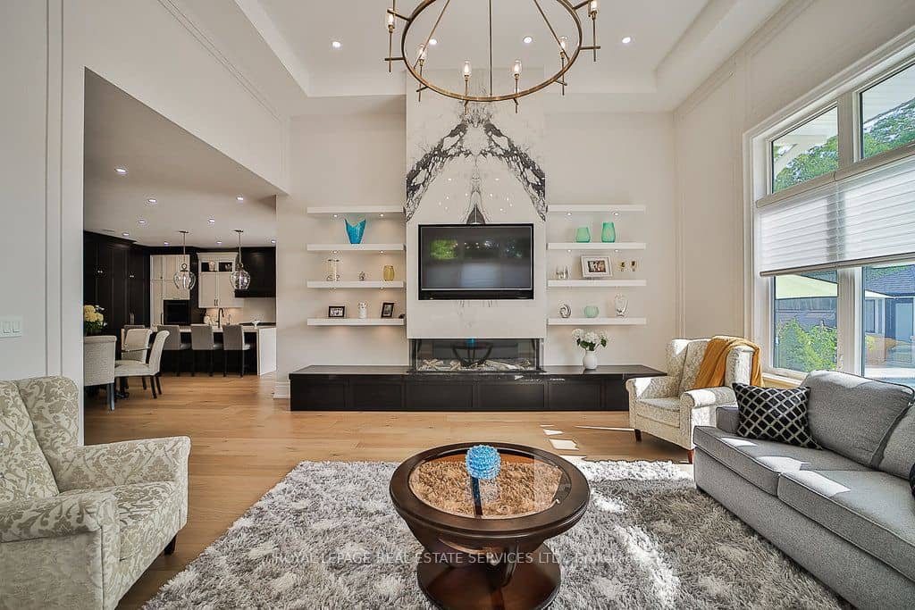 1301 Twin Oaks Dell, Mississauga, ON L5H 3J9