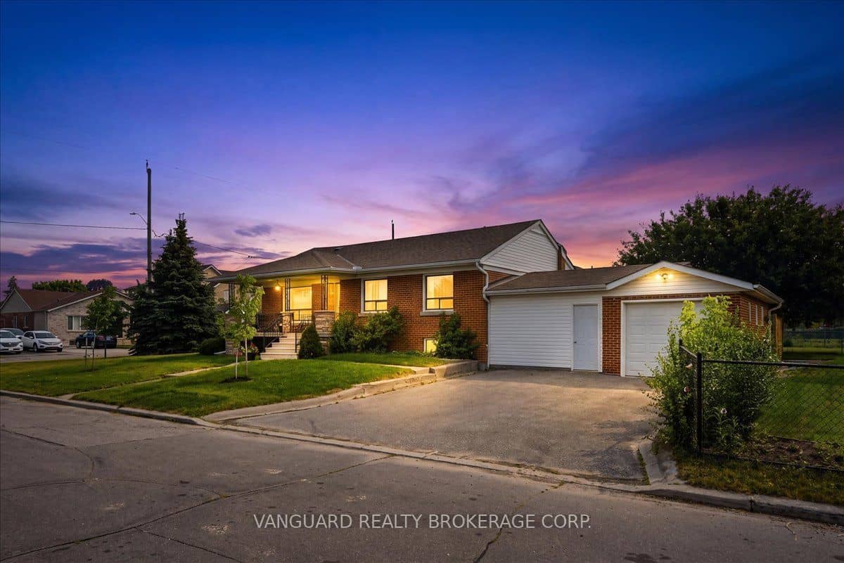 39 Camborne Avenue, Toronto, ON M3M 2P9