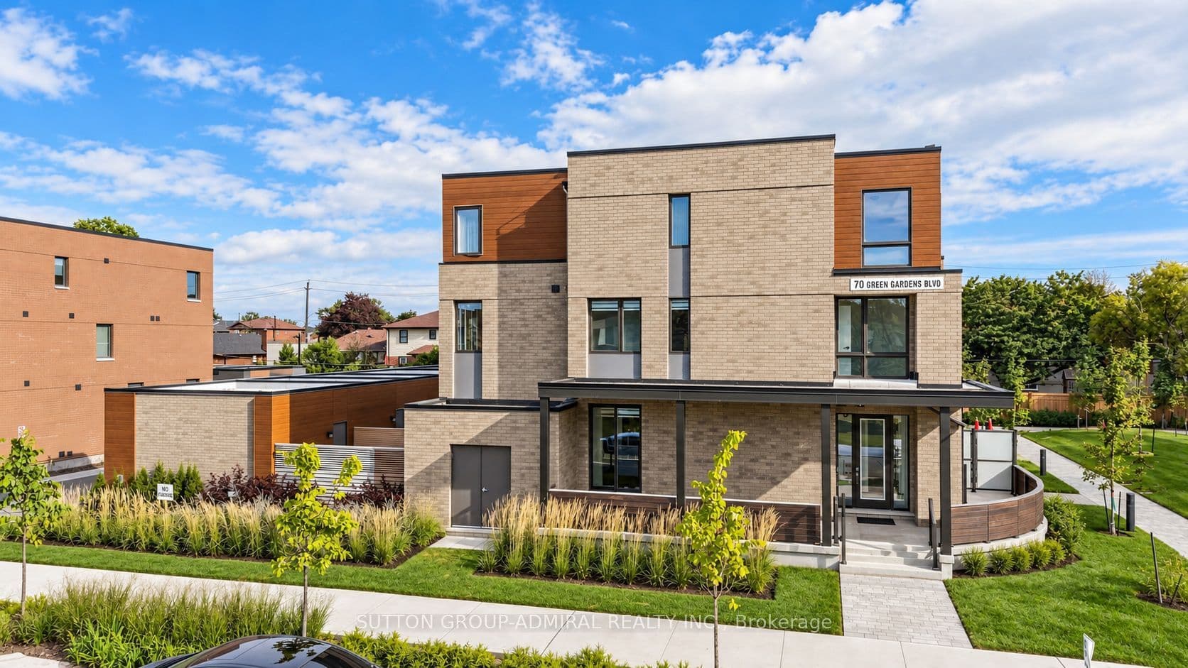 70 Green Gardens Boulevard 1, Toronto, ON M6A 0E6