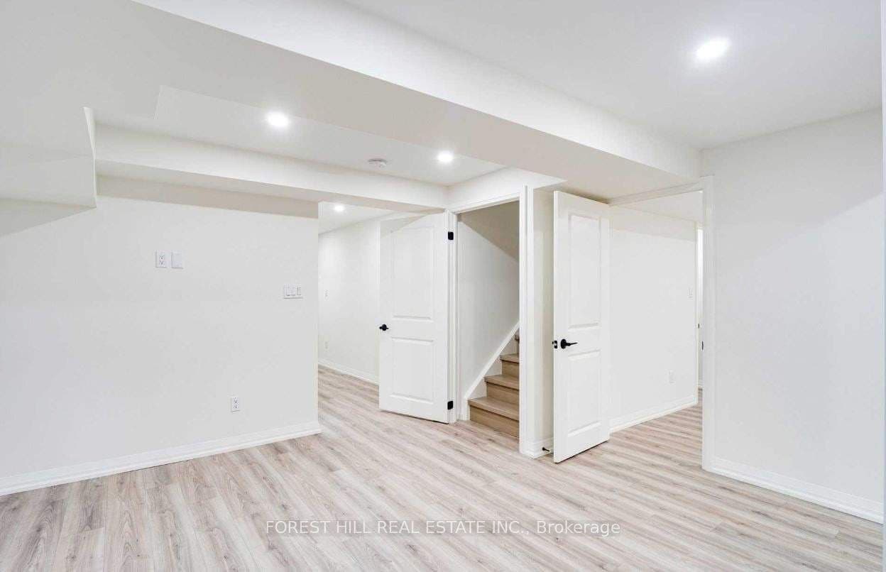 121 Timberwolf Crescent Lower, Vaughan, ON L4H 2W1