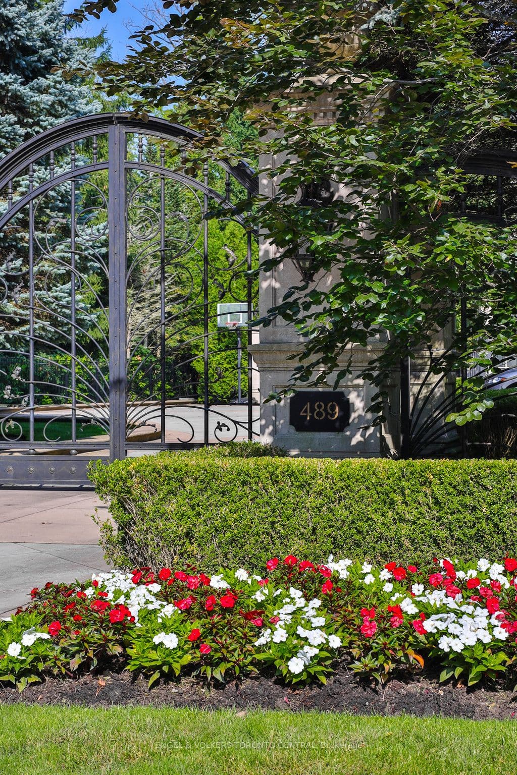 489 Lakeshore Road E, Oakville, ON L6J 1K4