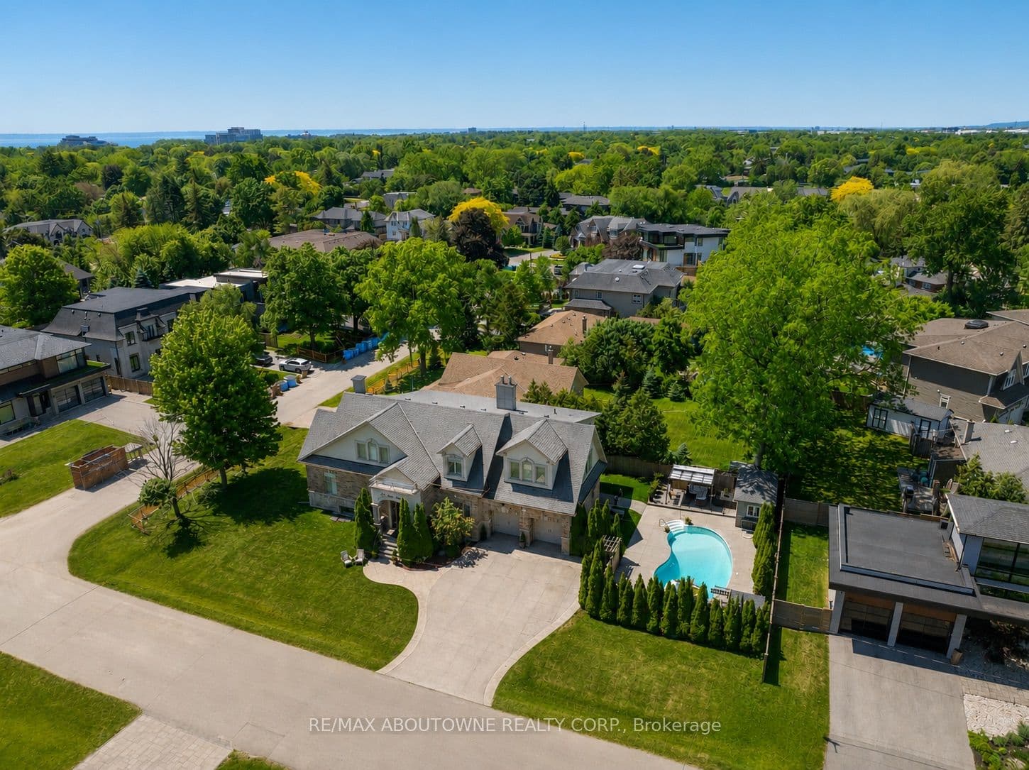 390 Seaton Drive, Oakville, ON L6L 3Y2