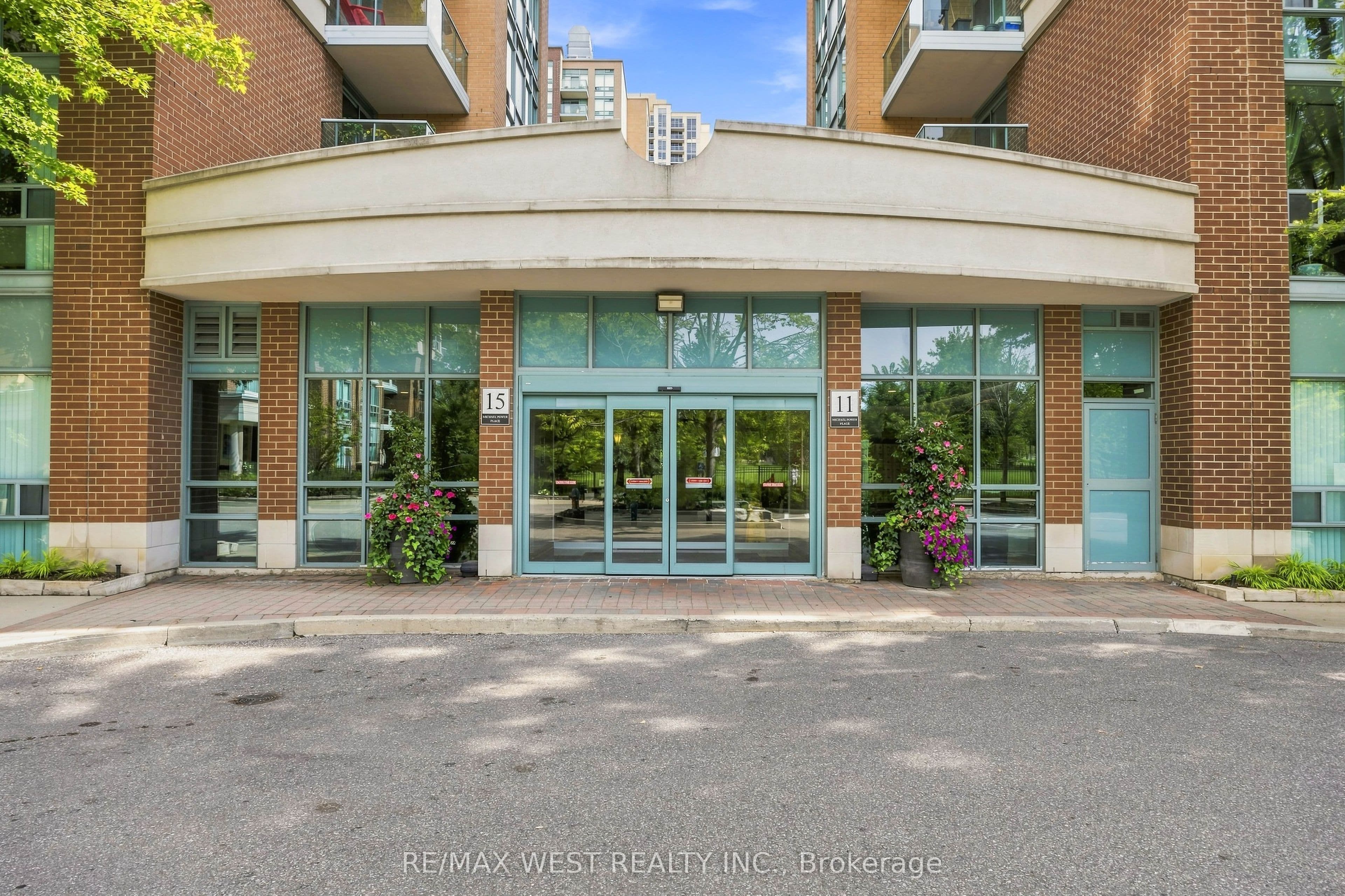 15 Michael Power Place 809, Toronto, ON M9A 5G4