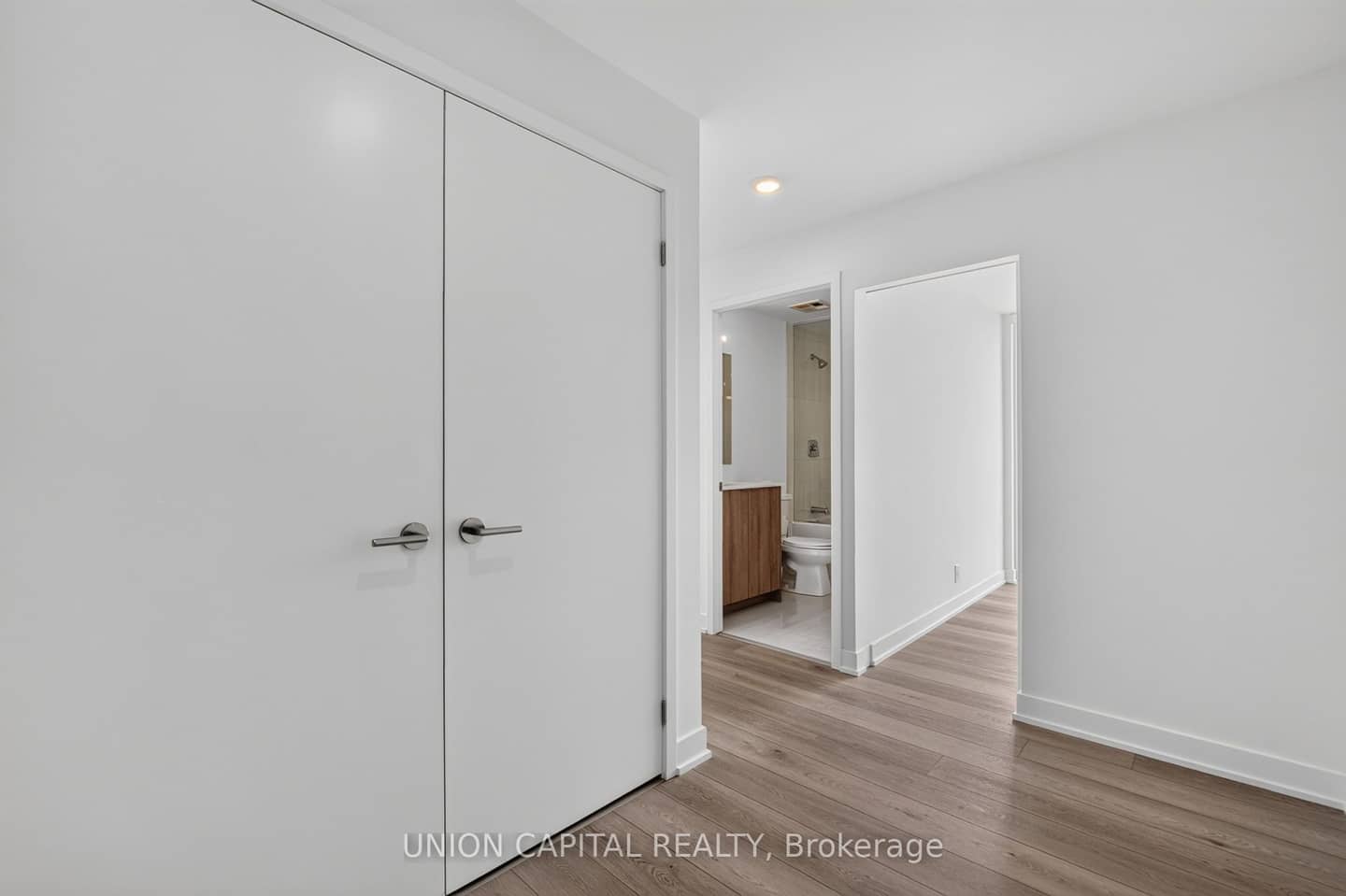 1660 Bloor Street W 910, Toronto, ON M6P 0C6