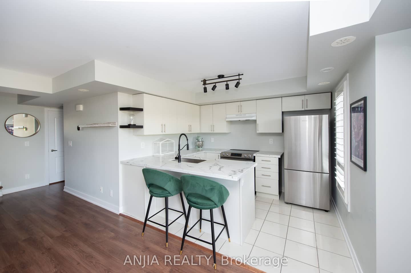 10 Dunsheath Way 207, Markham, ON L6B 1N3