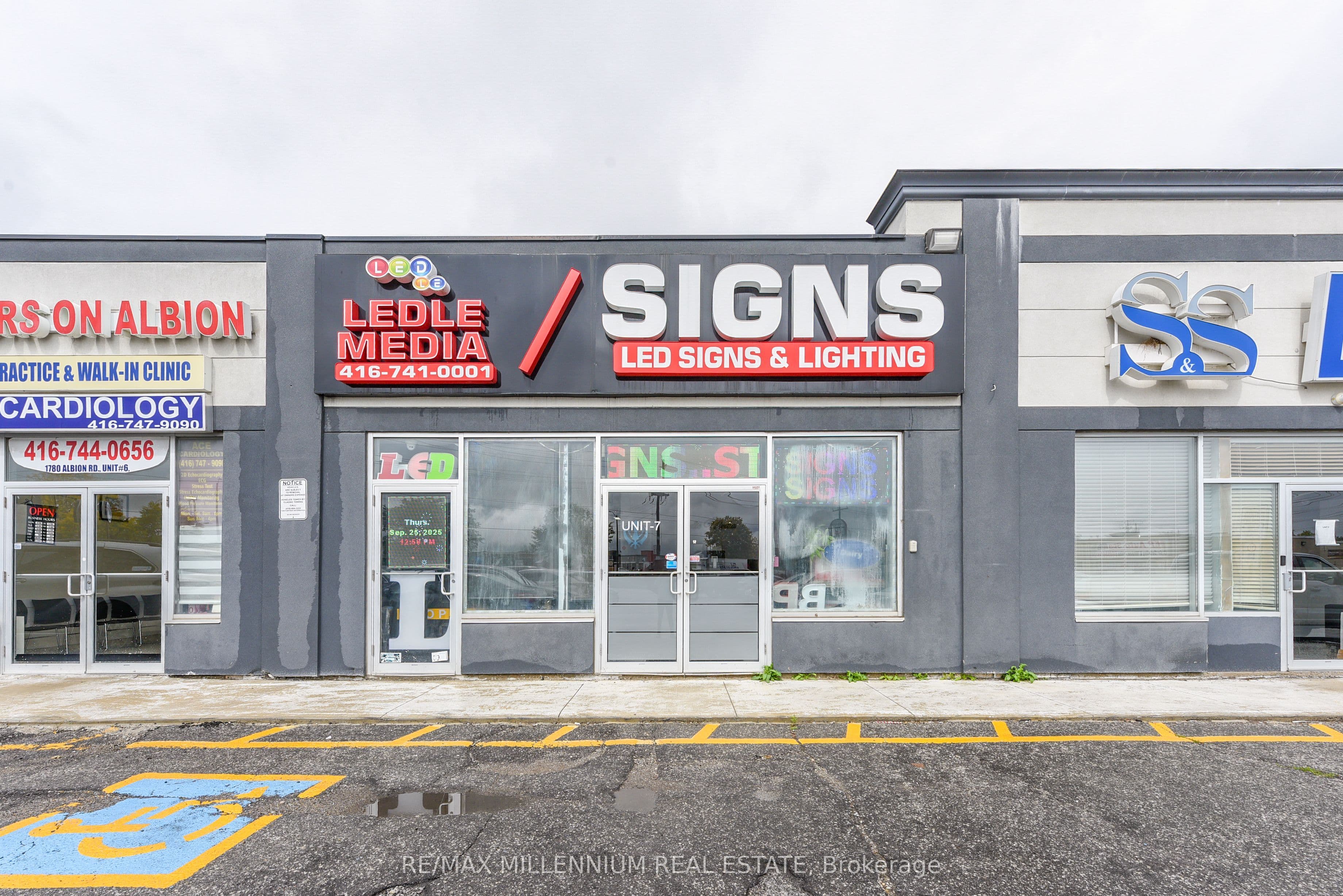 1780 Albion Road 7, Toronto, ON M9V 1C1