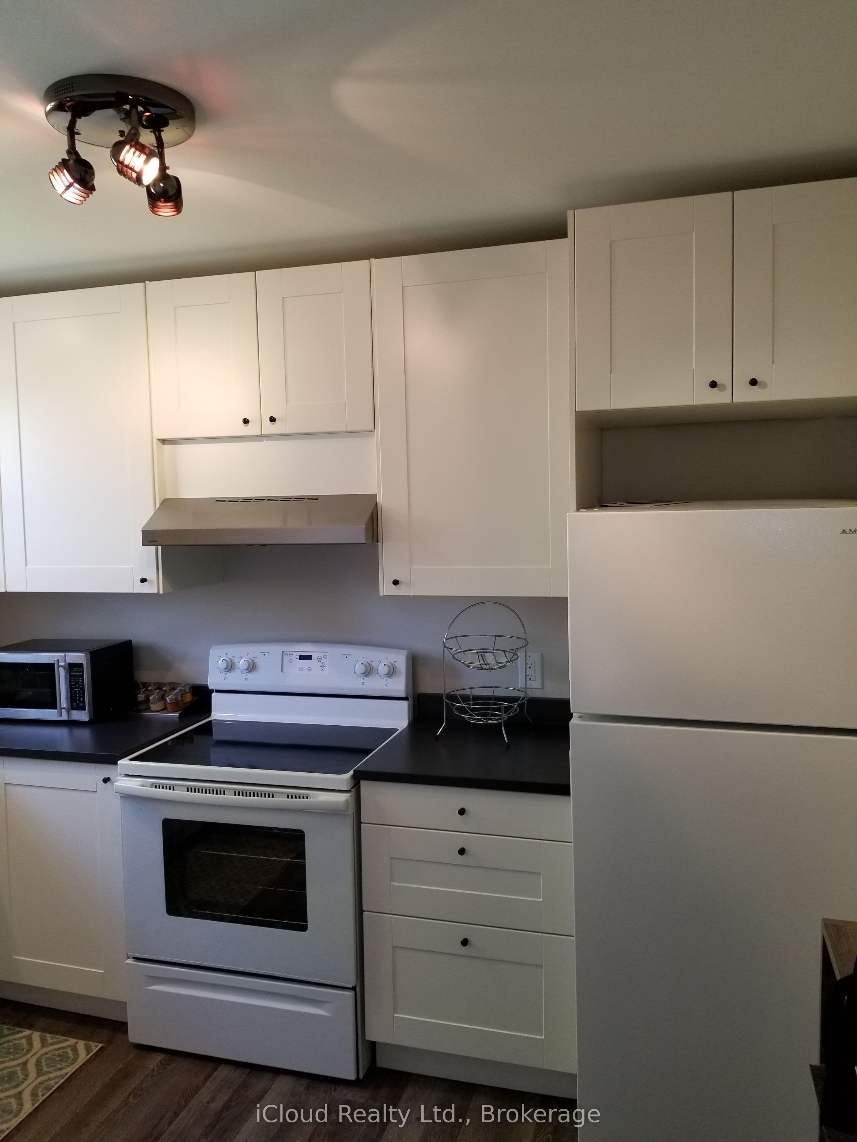 795 Lakeshore Road E 2C, Mississauga, ON L5E 1C8