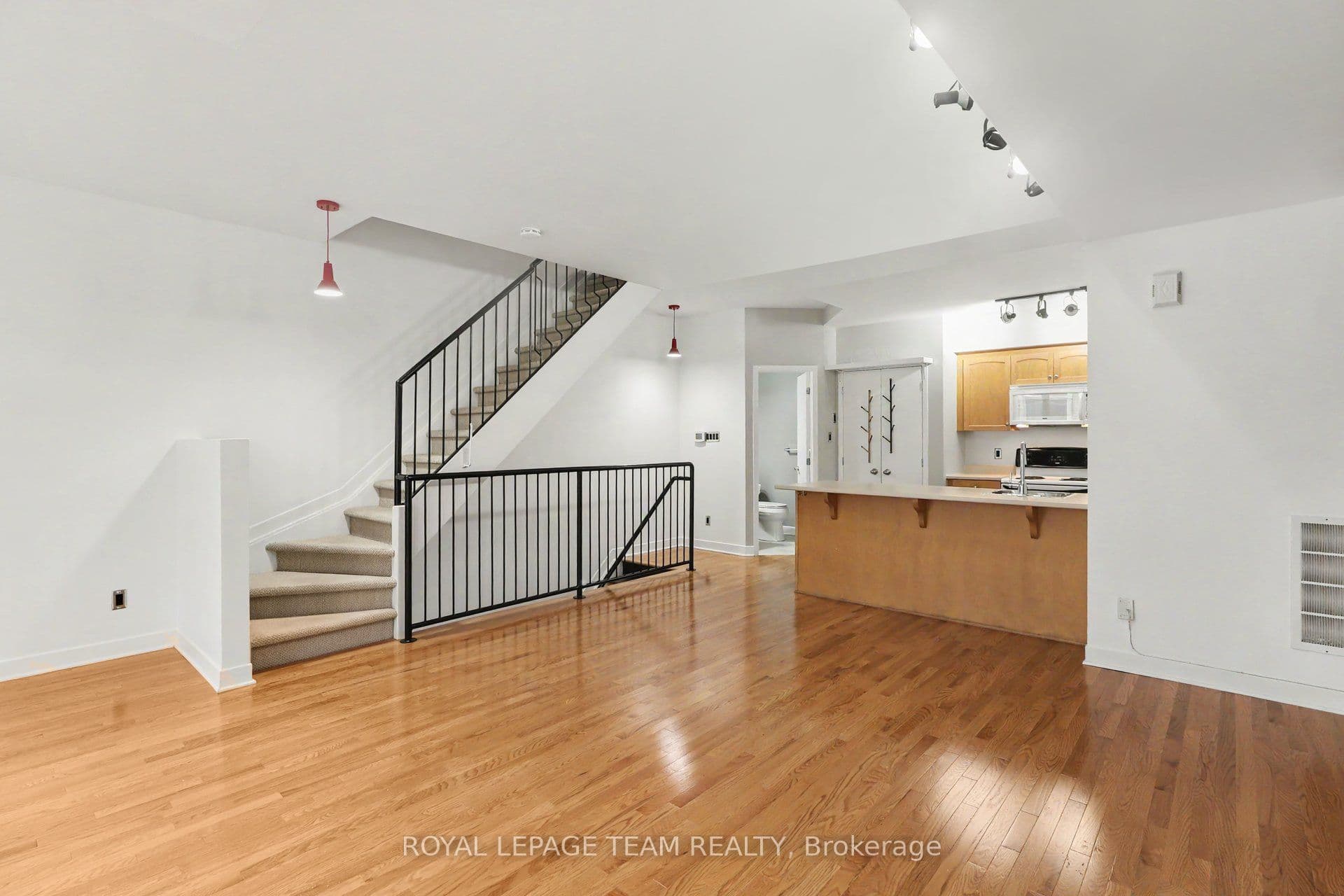 418 NEPEAN Street C, Ottawa Centre, ON K1R 5G7