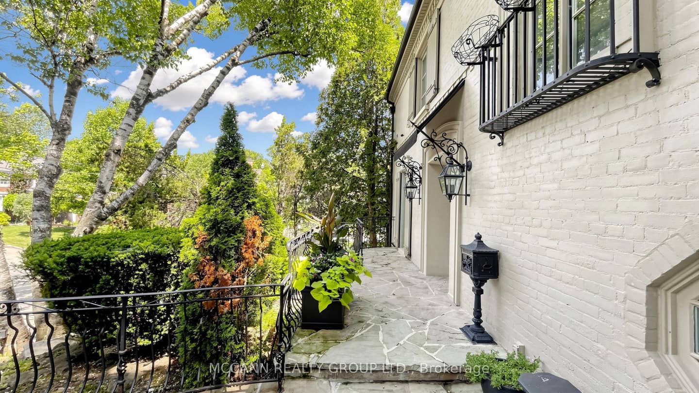 27 Strathgowan Crescent, Toronto, ON M4N 2Z6