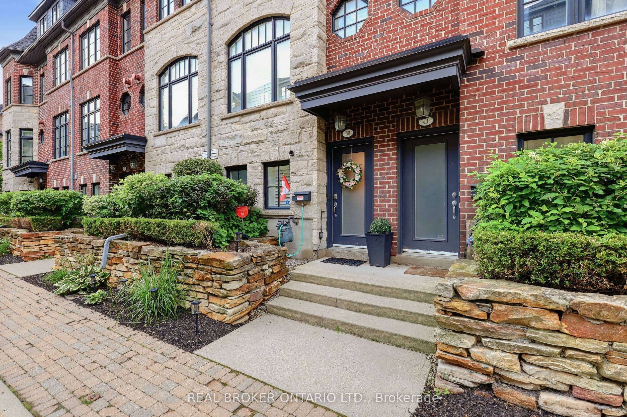 39 Lobo Mews, Toronto, ON M8Z 0B2