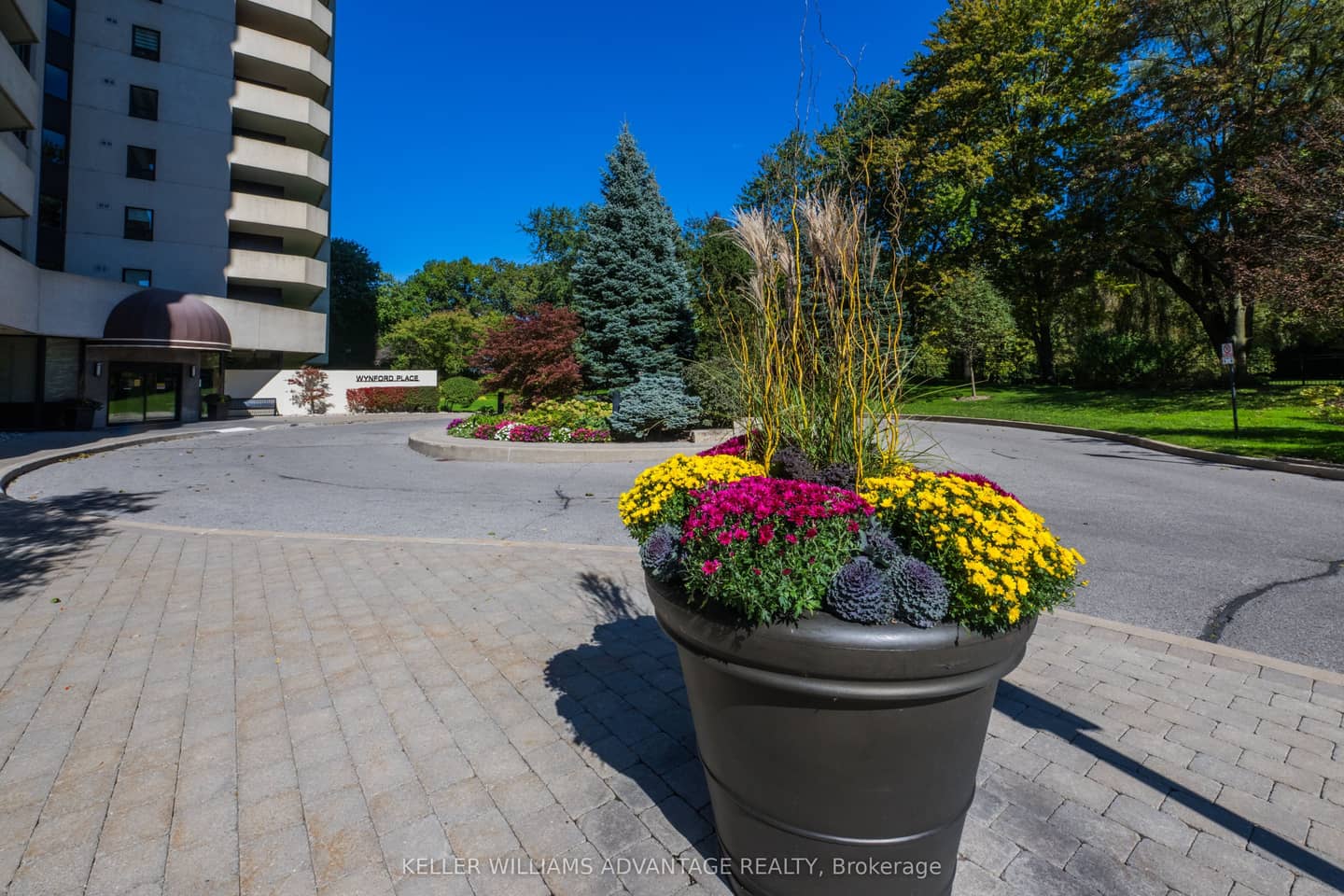 75 Wynford Hts Crescent 302, Toronto, ON M3C 3H9