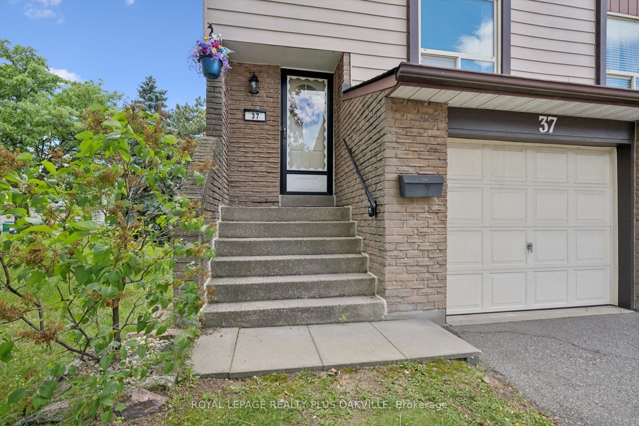 1221 Dundix Road 37, Mississauga, ON L4Y 3Y9