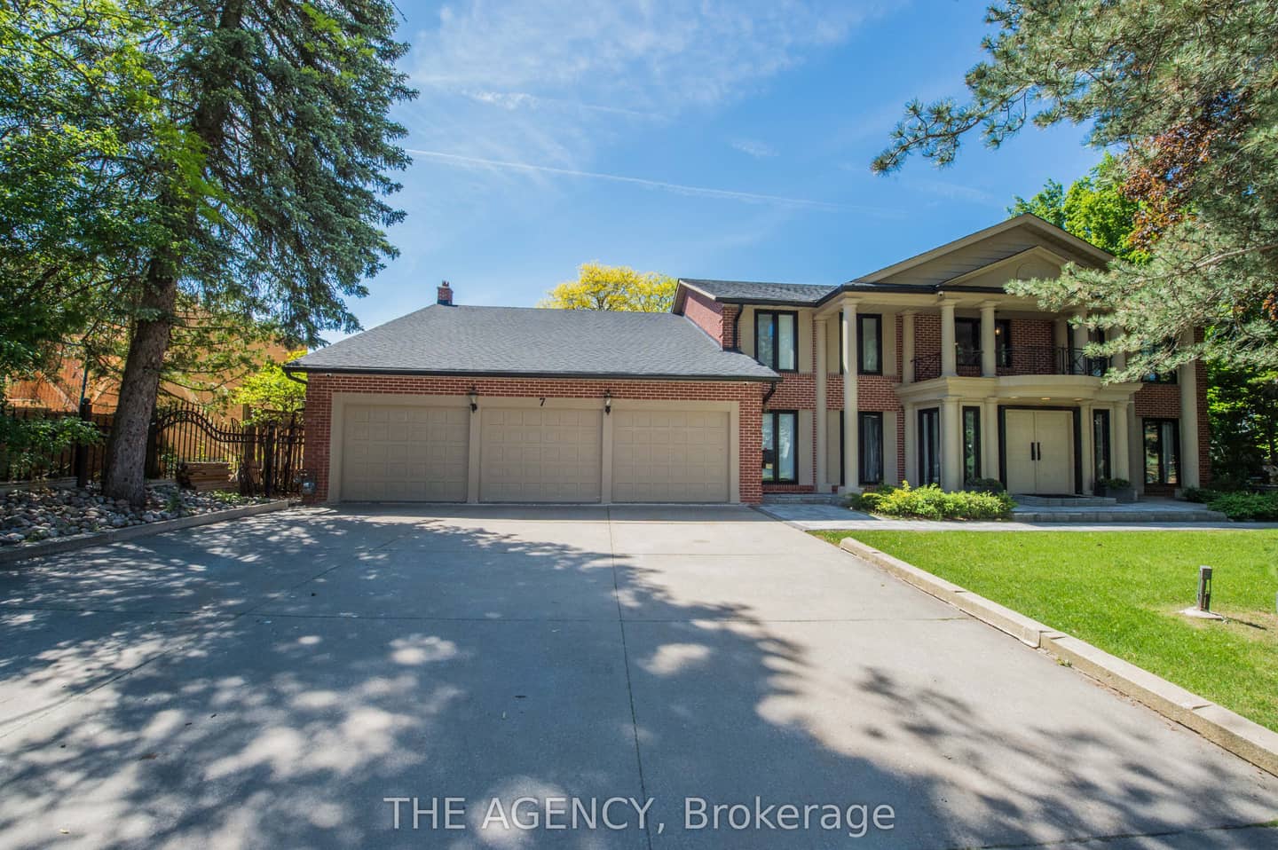 7 Shady Oaks Crescent, Toronto, ON M3C 2L4
