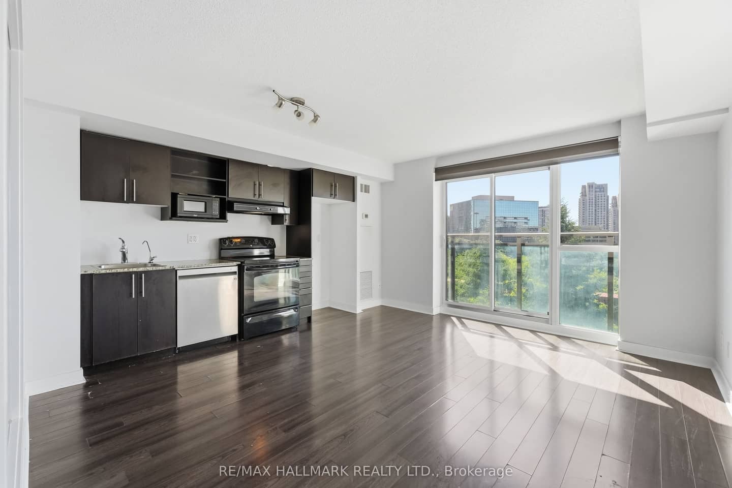 120 Dallimore Circle 417, Toronto, ON M3C 4J1