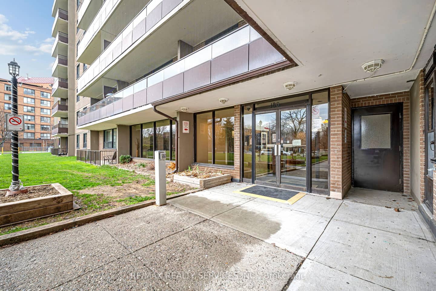 180 Markham Road 1701, Toronto, ON M1M 2Z9
