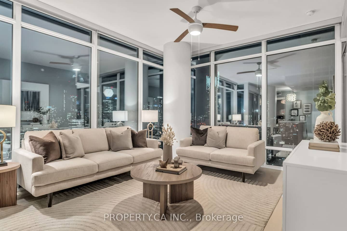 488 University Avenue 3002, Toronto, ON M5G 0C1