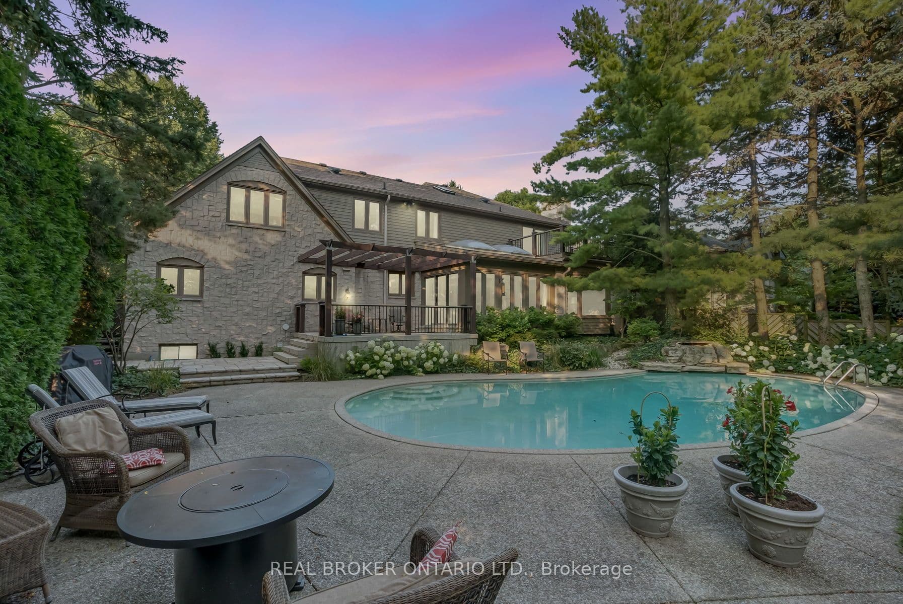 9 Flanders Drive, Hamilton, ON L8B 0G6