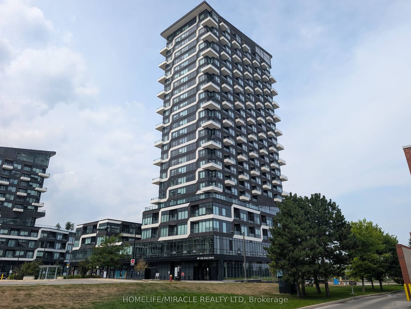 297 Oak Walk Drive 310, Oakville, ON L6H 6Z3