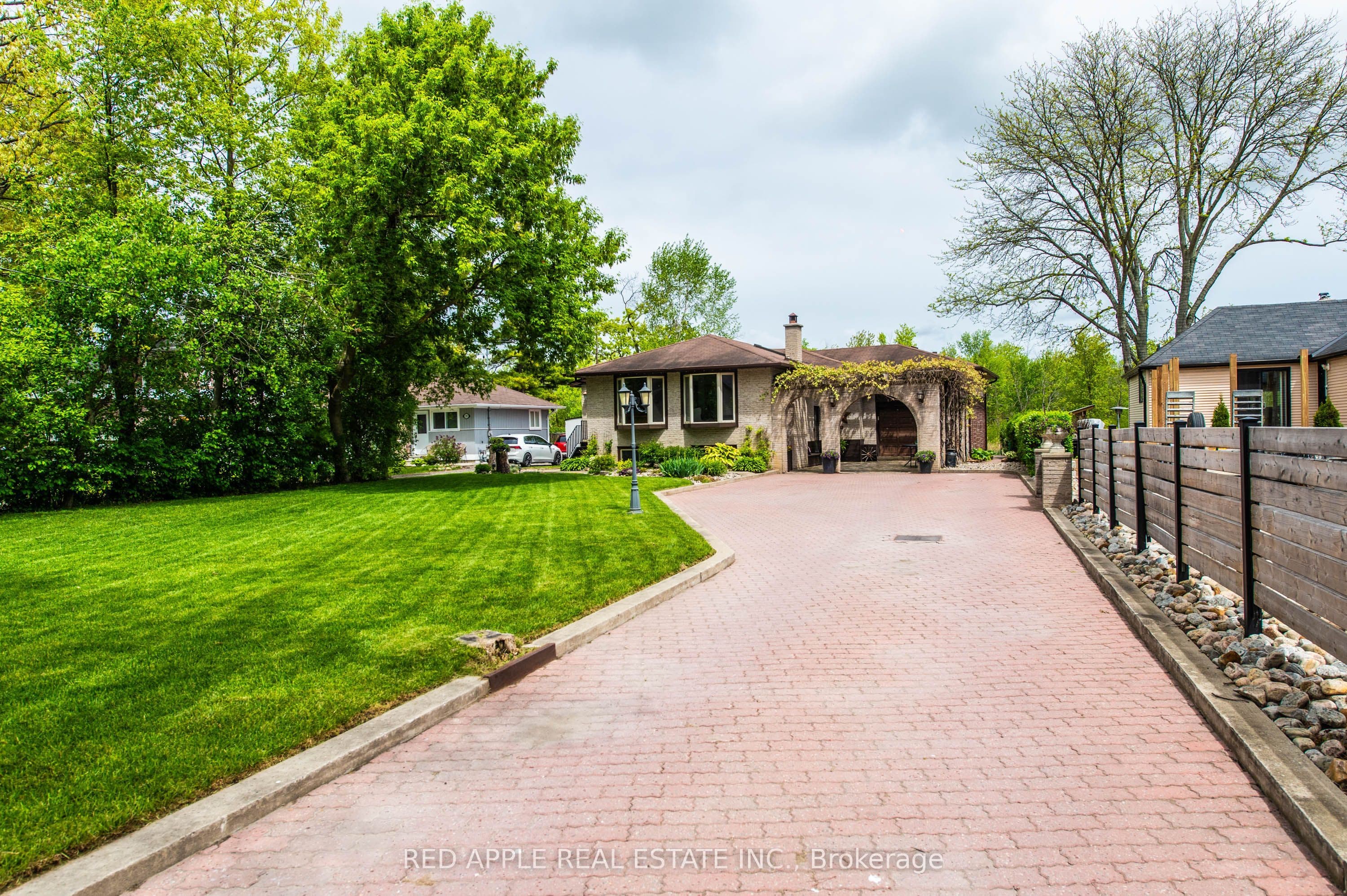233 Sand Road, East Gwillimbury, ON L9N 1K1