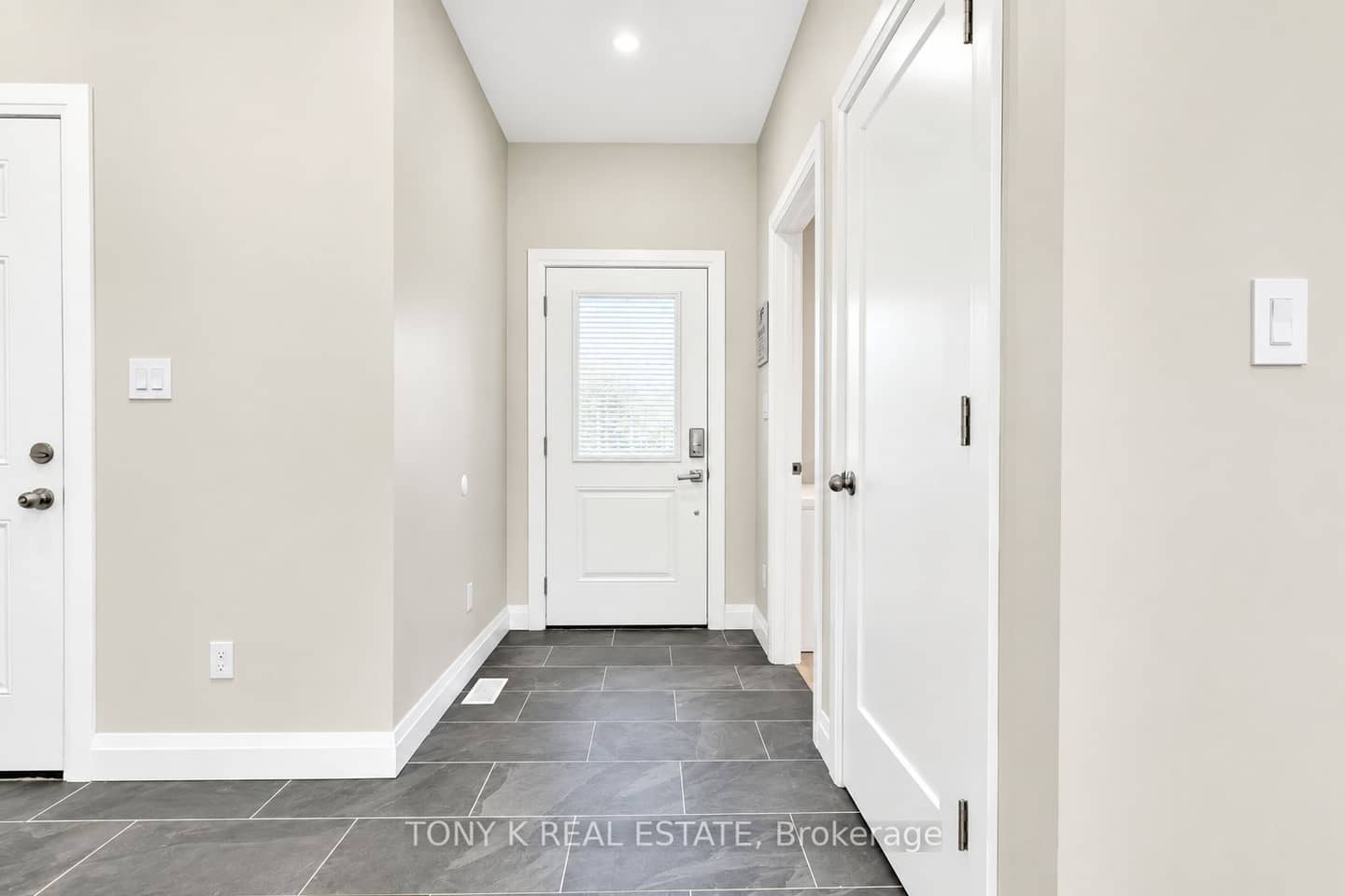 8 Georgina Street, Georgina, ON L0E 1R0