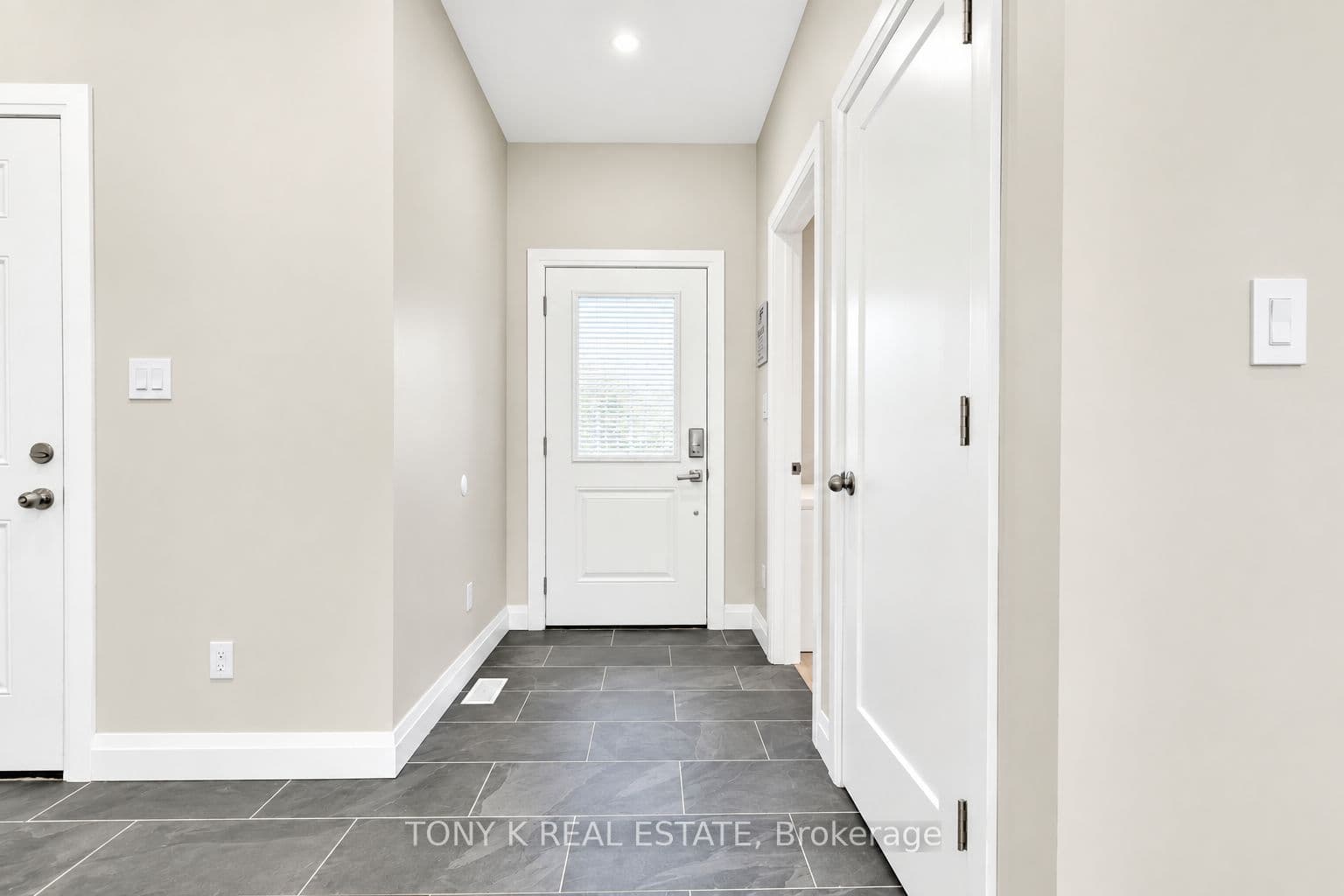 8 Georgina Street, Georgina, ON L0E 1R0