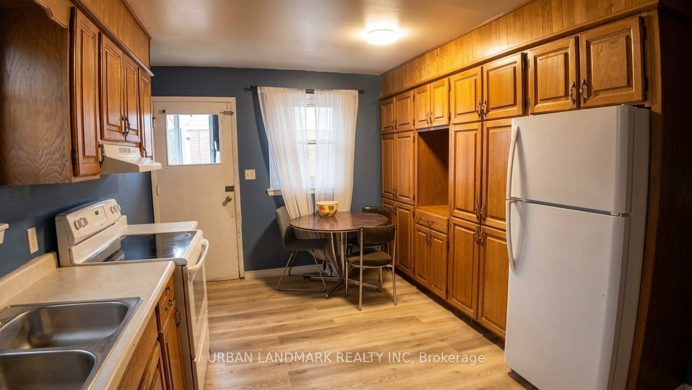 329 Durham Court, Oshawa, ON L1J 1W8