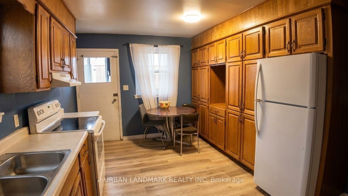 329 Durham Court, Oshawa, ON L1J 1W8