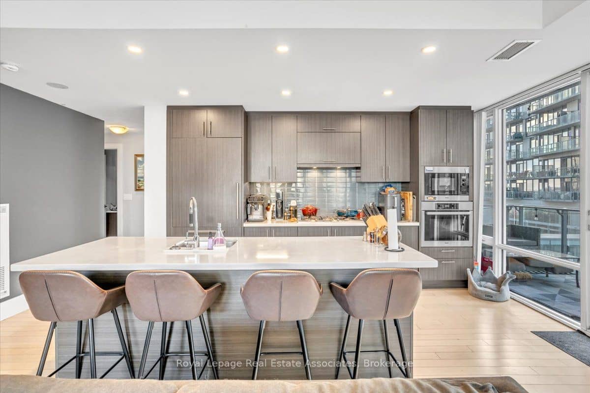 29 Queens Quay E 323, Toronto, ON M5E 0A4