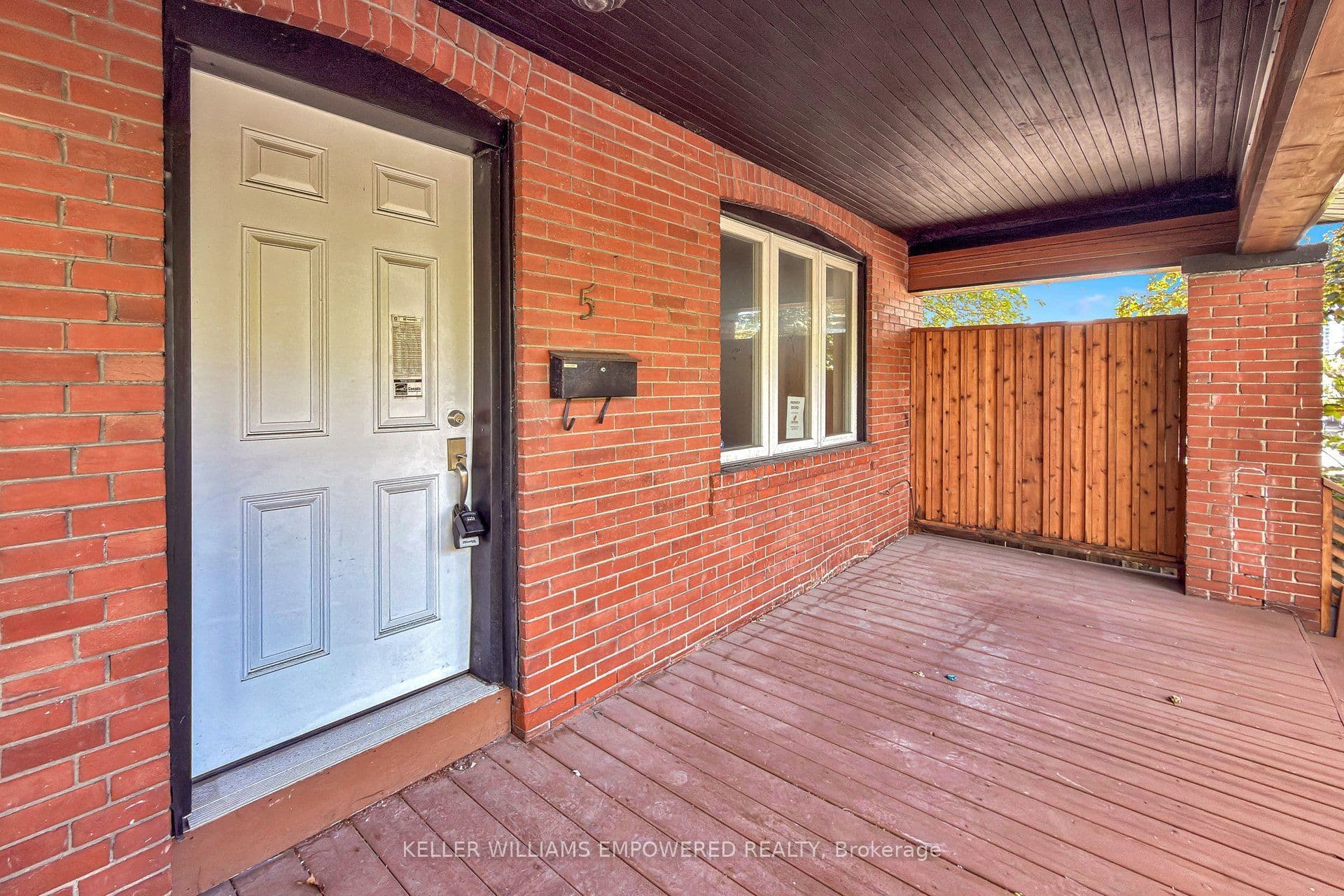 5 Aldgate Avenue, Toronto, ON M8Y 3L4