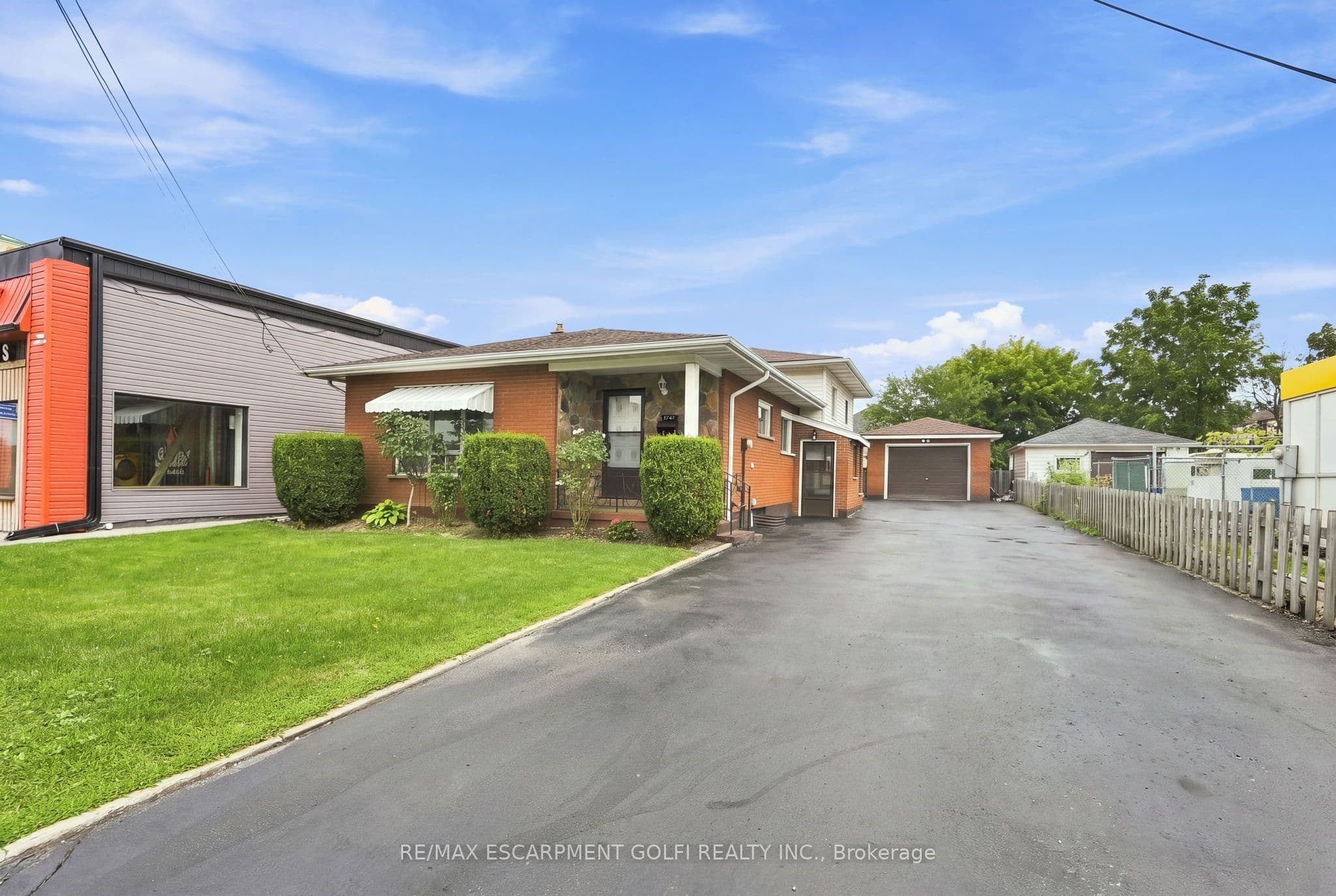 5742 Stanley Avenue, Niagara Falls, ON L2G 3X7