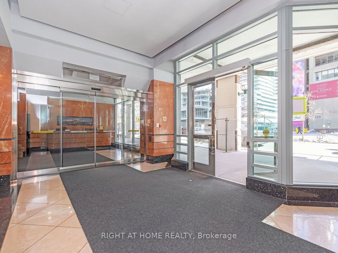 10 Yonge Street 1706, Toronto, ON M5E 1R4