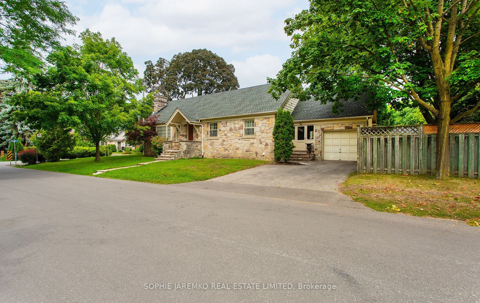 85 Brentwood Road S, Toronto, ON M8Z 3N4