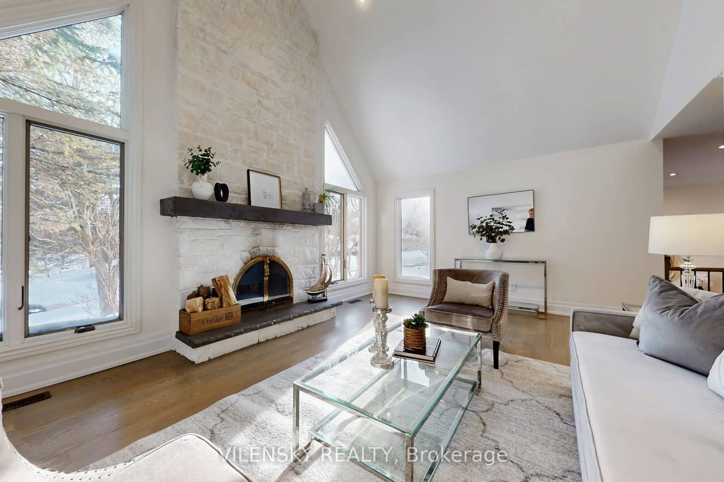 32 Whitfield Court, Aurora, ON L4G 5L7