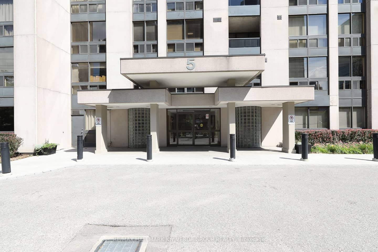 5 Kenneth Avenue 405, Toronto, ON M2N 6M7