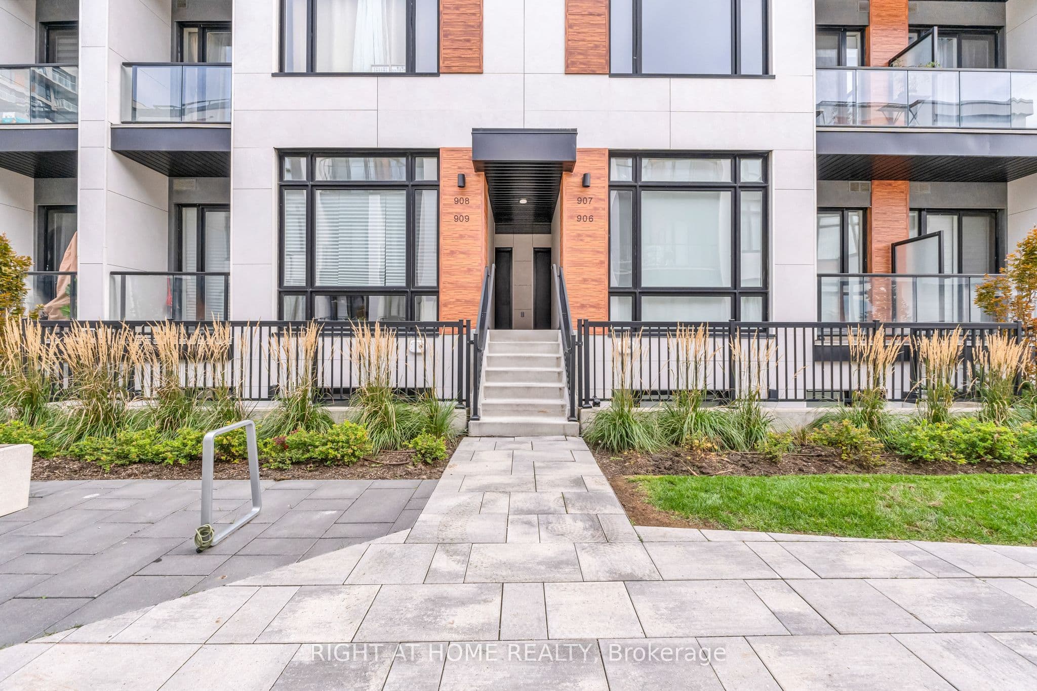 2 Steckley House Lane 907, Richmond Hill, ON L4S 0N4
