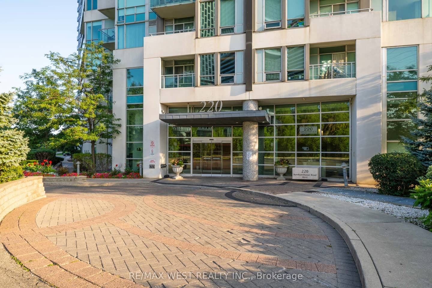 220 Burnhamthorpe Road W 1710, Mississauga, ON L5B 4N4