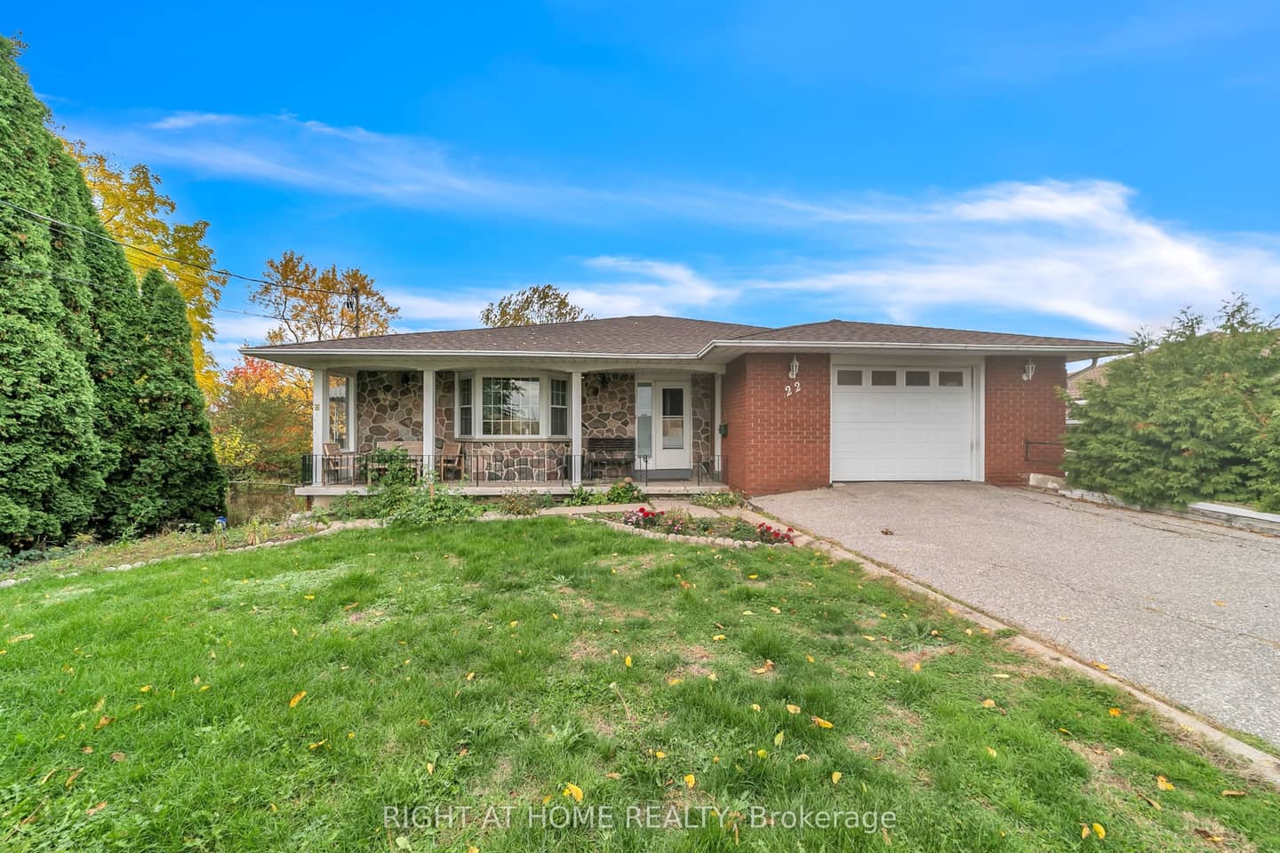 22 Hamilton Drive, Newmarket, ON L3Y 3E8