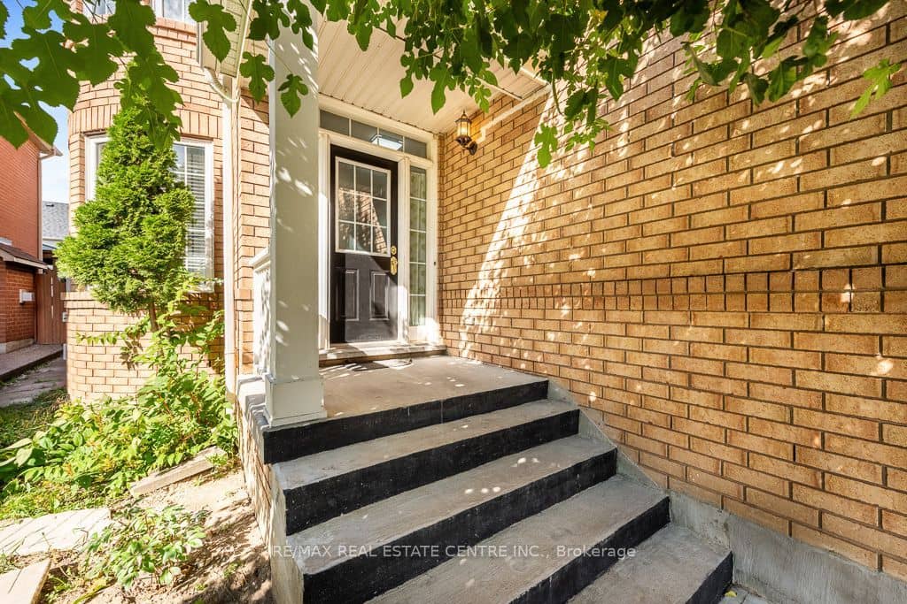 3696 Waterfall Crescent, Mississauga, ON L5N 8G8