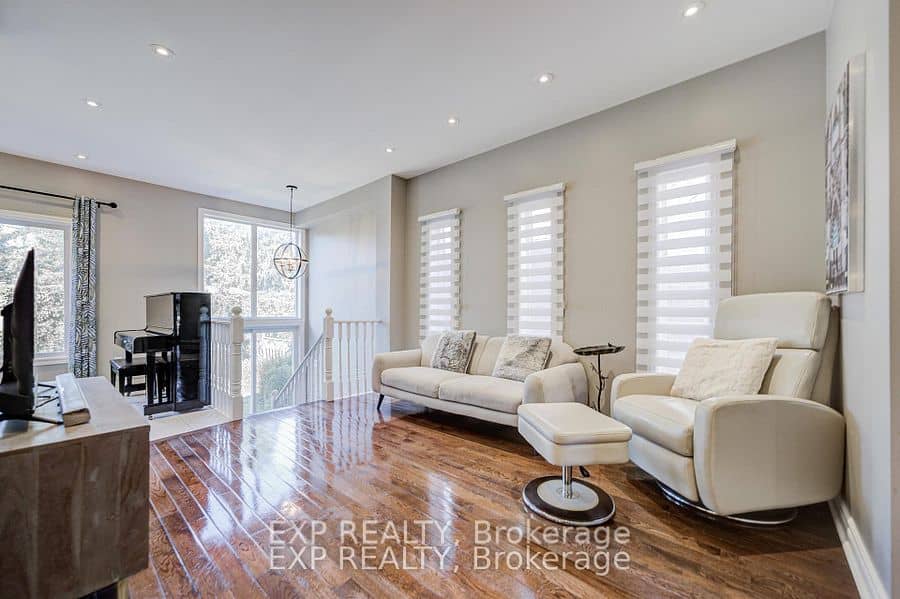 292 Sheridan Court, Newmarket, ON L3Y 8P9