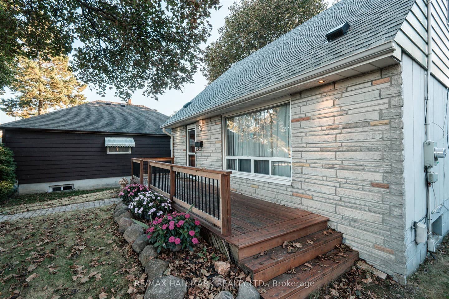28 Finsbury Crescent, Toronto, ON M8W 2H7