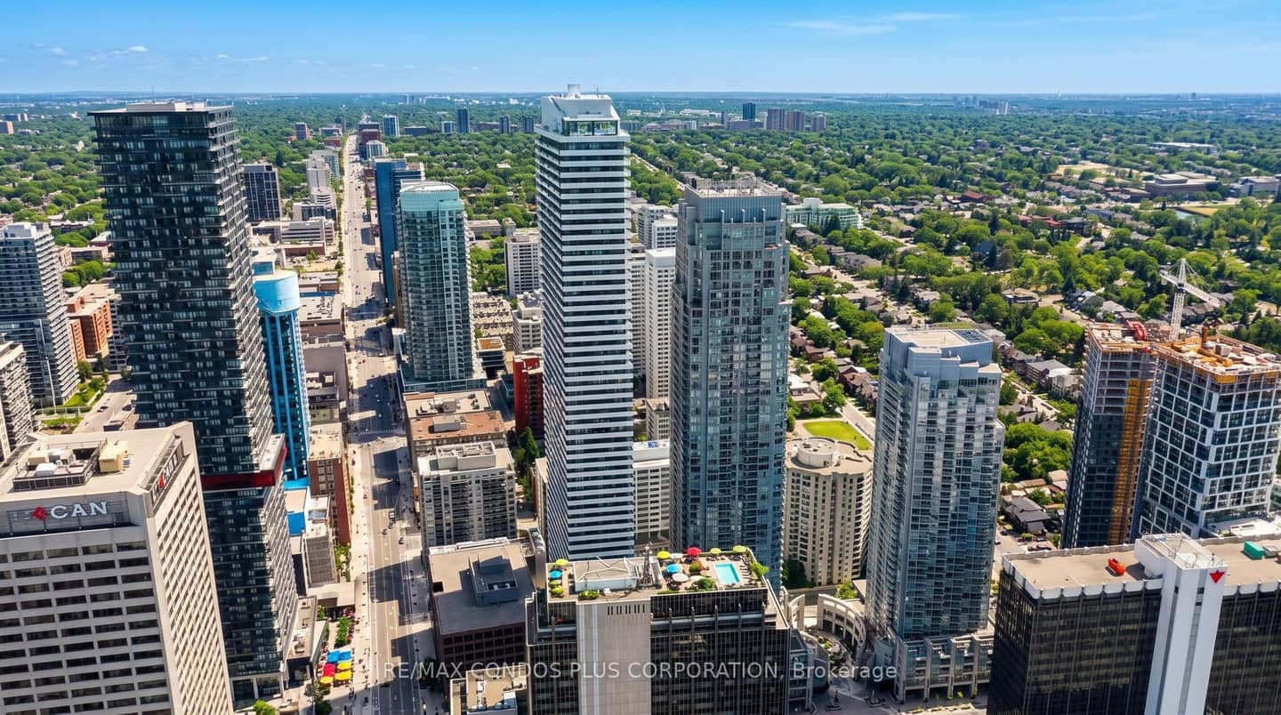 2221 Yonge Street 506, Toronto, ON M4S 0B8