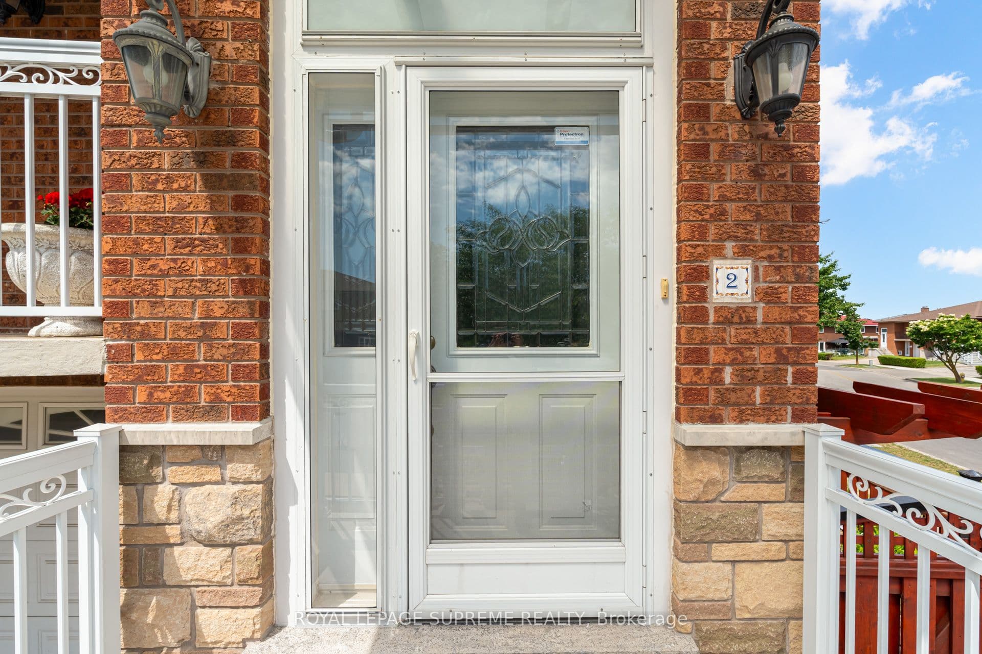 2 Dogleg Court, Toronto, ON M3J 3E7