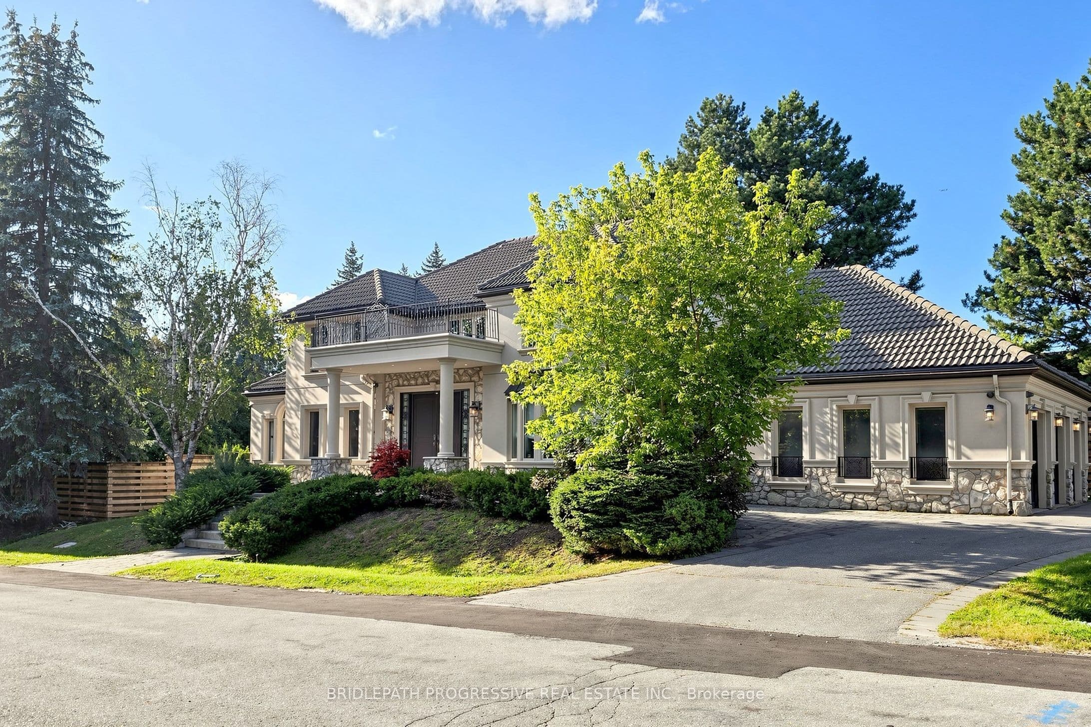 2 Thornlea Court, Markham, ON L3T 2R2