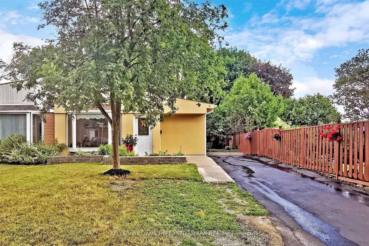 64 Lindsay Avenue, Newmarket, ON L3Y 4N6
