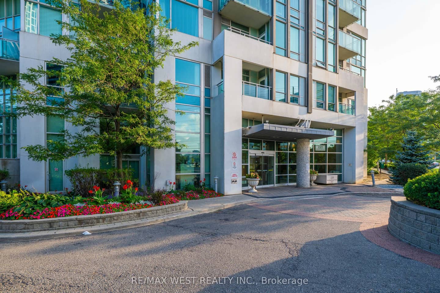 220 Burnhamthorpe Road W 1710, Mississauga, ON L5B 4N4