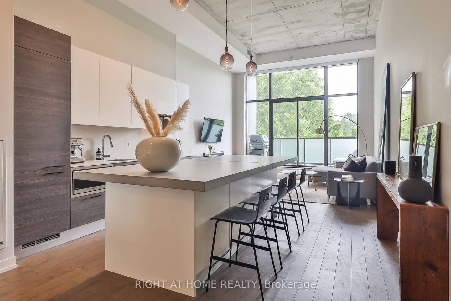 530 Indian Grove 303, Toronto, ON M6P 0B3