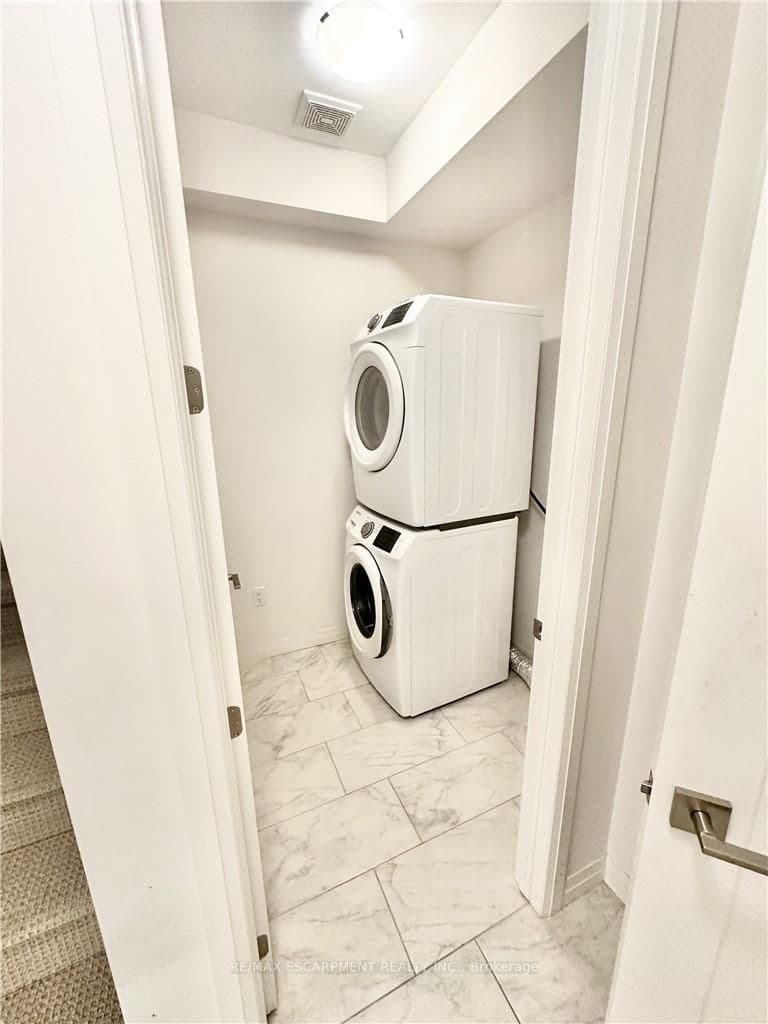 16 Ritchie Lane, Hamilton, ON L9G 3K9